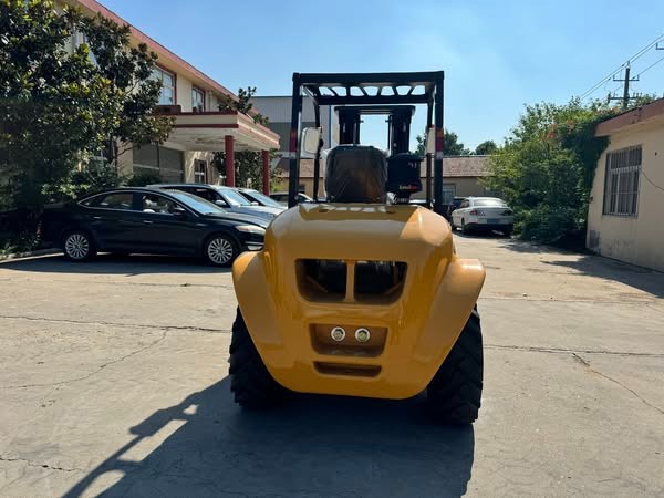 4-Wheel Drive Rough Terrain Forklift
